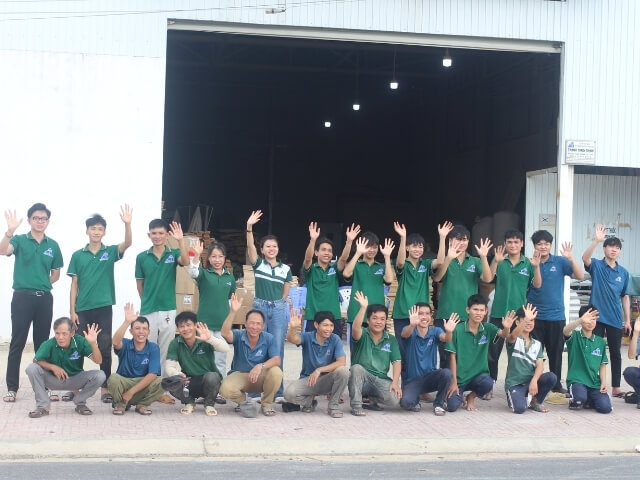 Workers operating at Thanh Tung Thinh factory 36