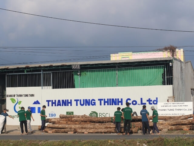 Workers operating at Thanh Tung Thinh factory 42
