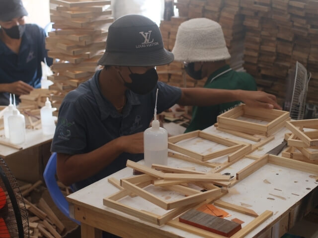 Workers operating at Thanh Tung Thinh factory 43