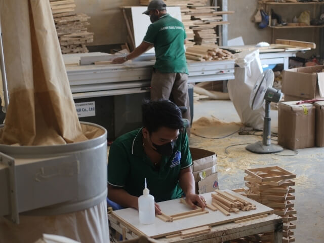 Workers operating at Thanh Tung Thinh factory 44