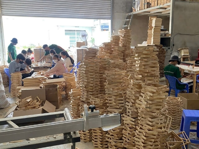 Workers operating at Thanh Tung Thinh factory 46