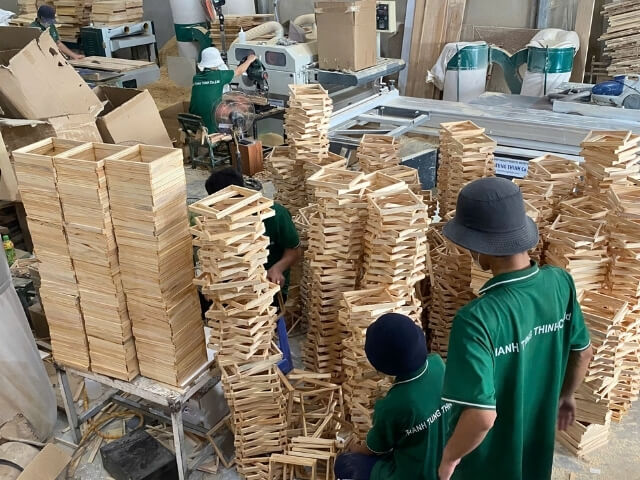Workers operating at Thanh Tung Thinh factory 47