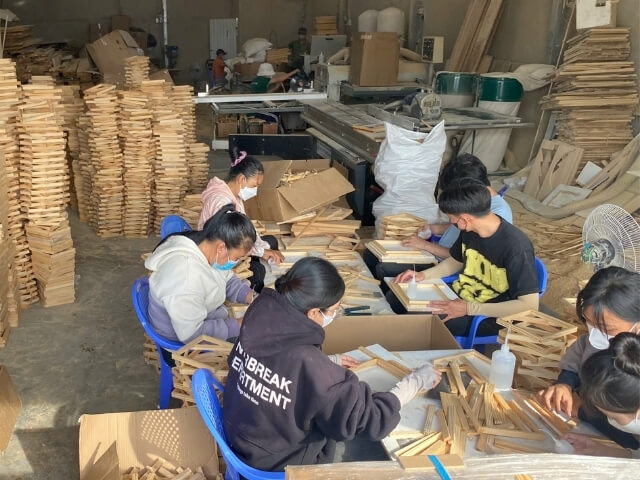 Workers operating at Thanh Tung Thinh factory 48