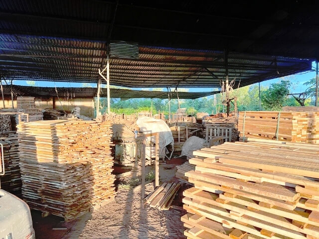 Workers operating at Thanh Tung Thinh factory 51