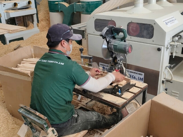 Workers operating at Thanh Tung Thinh factory 52