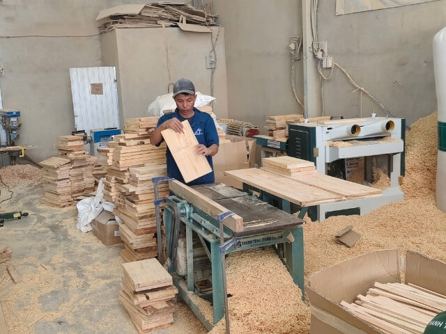 Workers operating at Thanh Tung Thinh factory 53