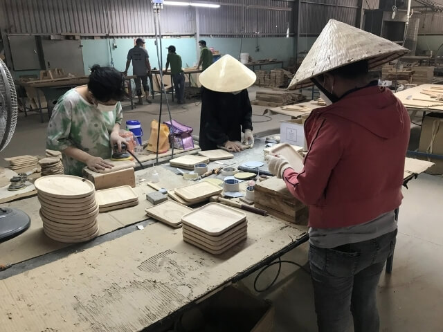 Workers operating at Thanh Tung Thinh factory 54