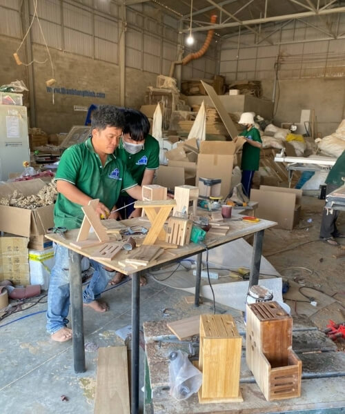 Workers operating at Thanh Tung Thinh factory 56