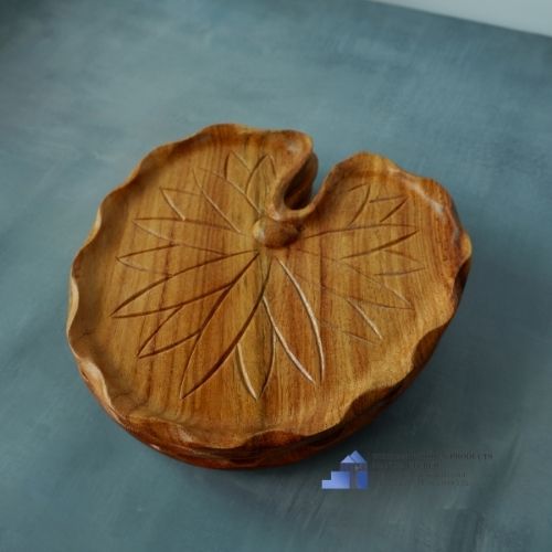Elegant leaf-shaped wooden tray for serving and decoration