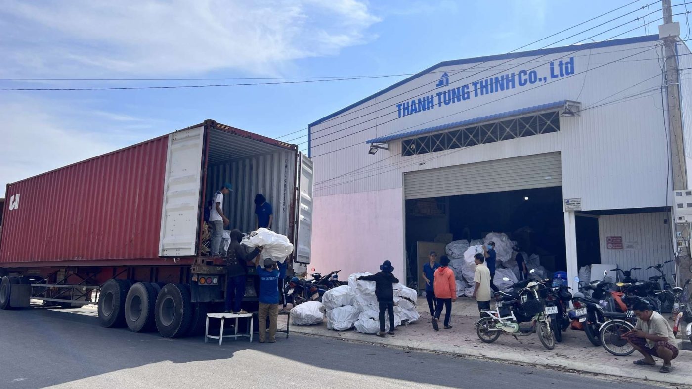 Efficient logistics in motion: Loads high-quality wooden products onto containers