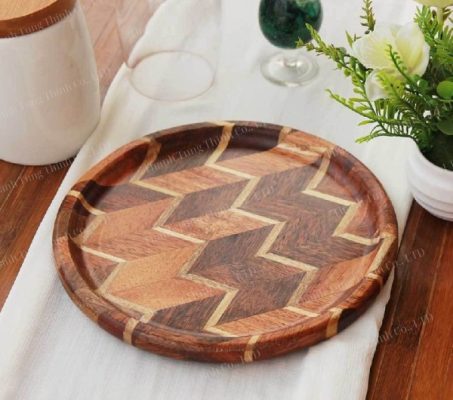 Round wooden tray with distinctive joinery design