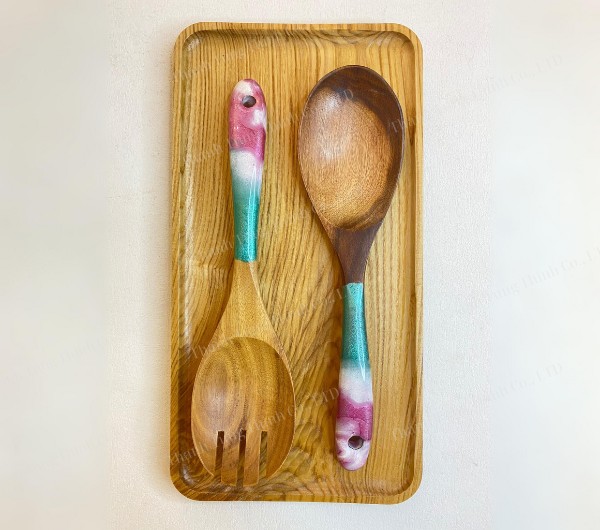 The-fusion-of-natural-wood-and-resilient-epoxy-resin-attracts-eco-conscious-consumers