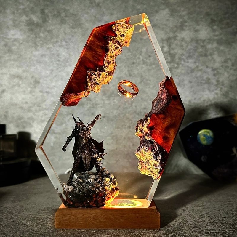 Lord of the Rings–themed epoxy lamp