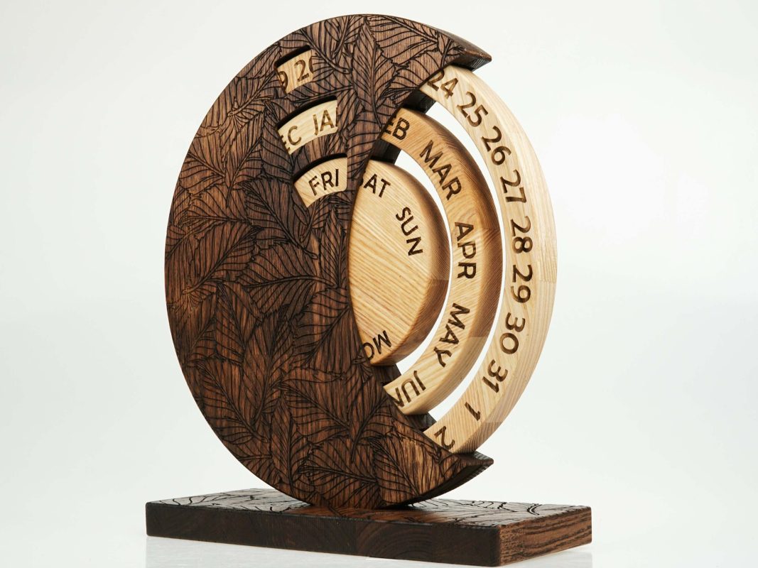 Perpetual wooden desk calendar