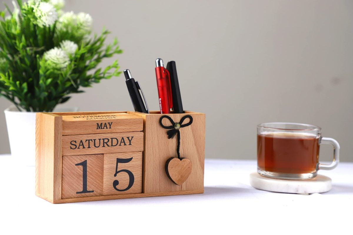 Wooden desk calendar set with accessories