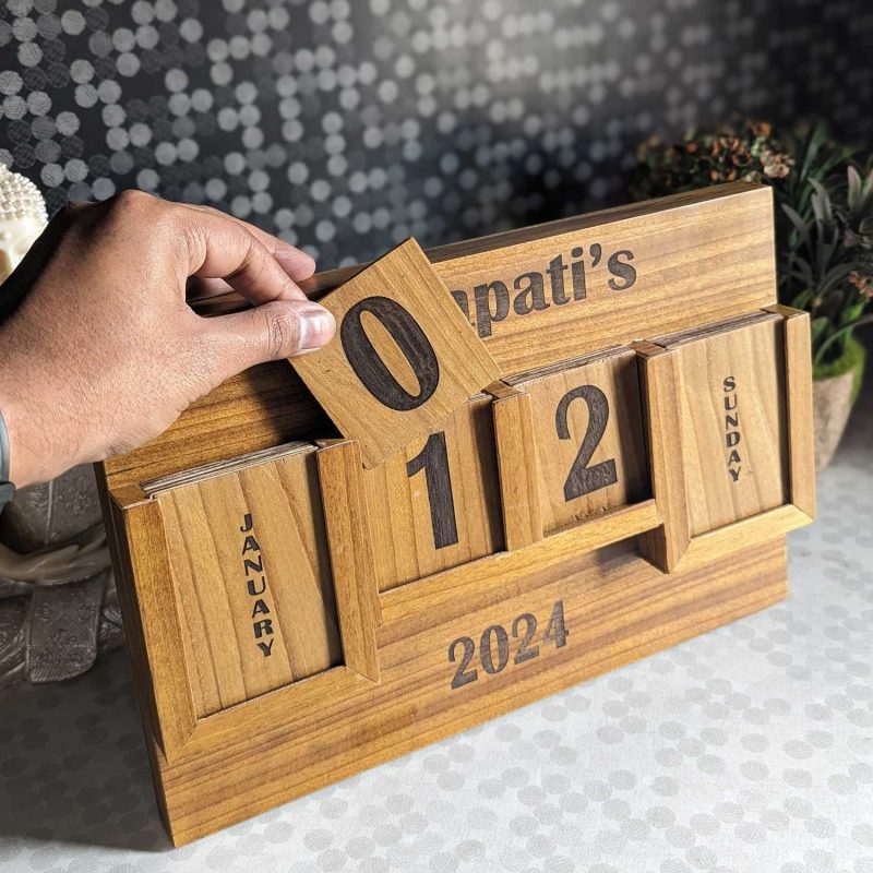 Sustainable wooden desk calendars