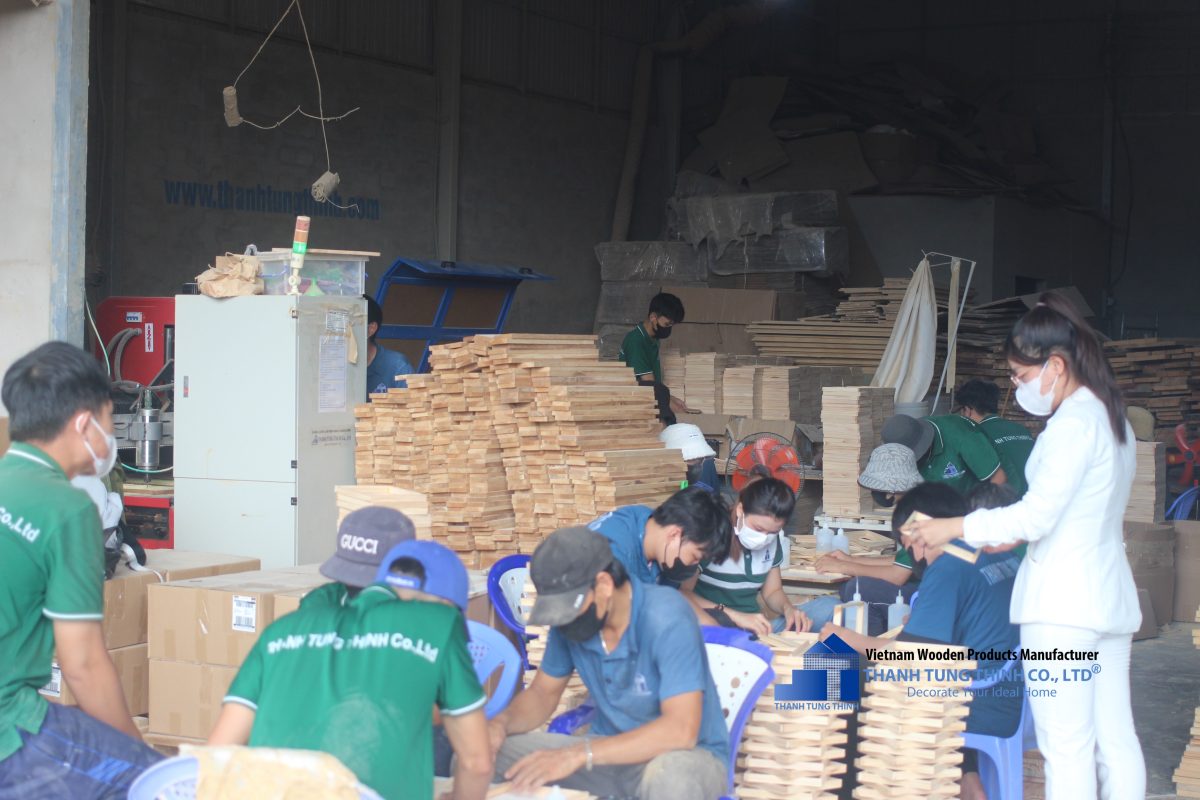 thanh-tung-thinh-with-hardworking-craftsmen