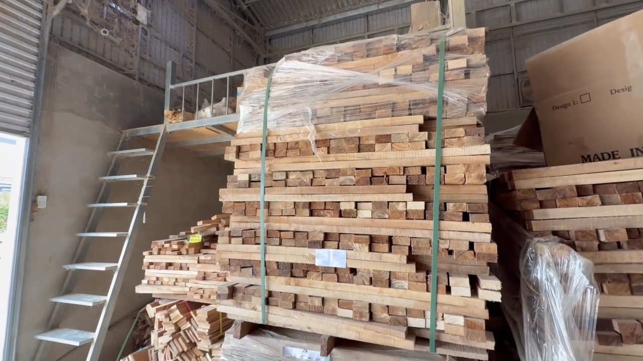 kiln-dried teak maintained at a stable moisture level of 8–12%