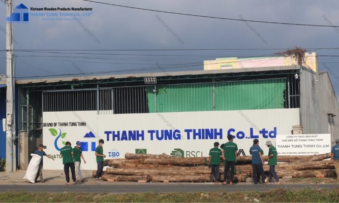 A direct consultation meeting regarding technical drawings and wooden board samples at Thanh Tung Thinh’s office.