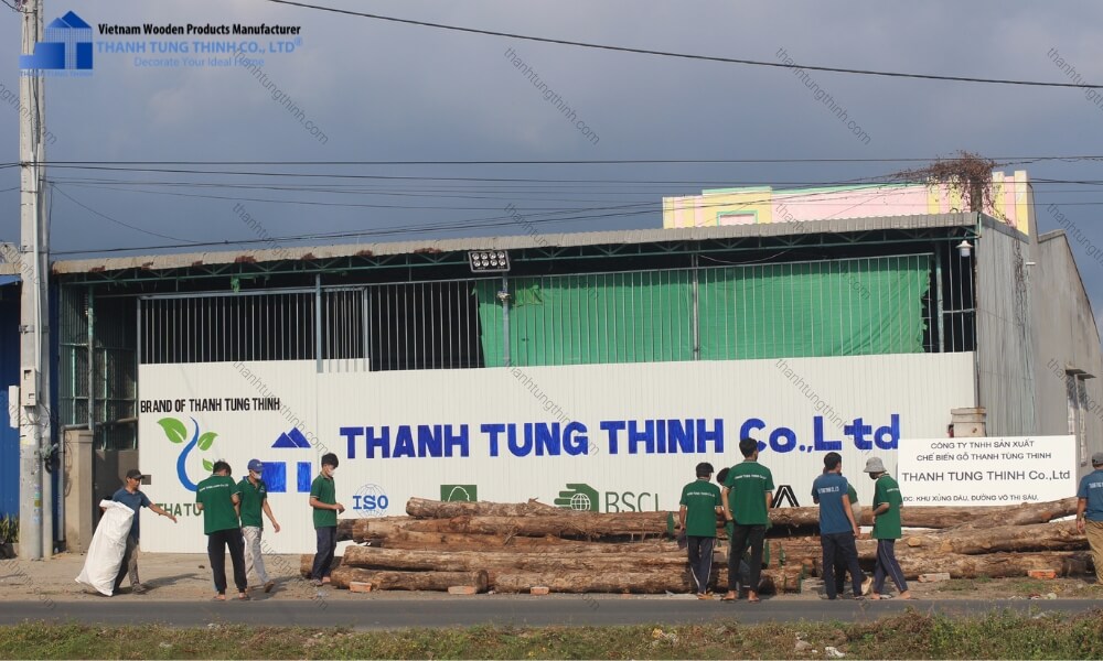 A direct consultation meeting regarding technical drawings and wooden board samples at Thanh Tung Thinh’s office.