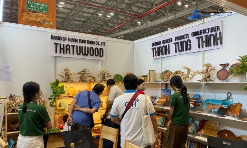 Buyers at Thanh Tung Thinh booth for Made in Vietnam End Grain Cutting Boards Wholesale