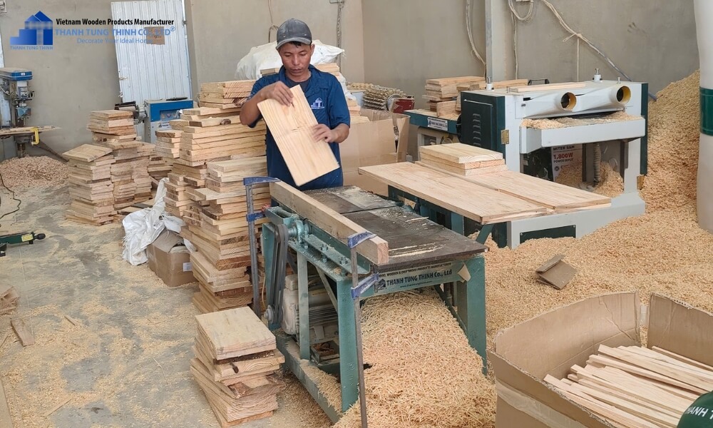 wood raw material supply cutting board production