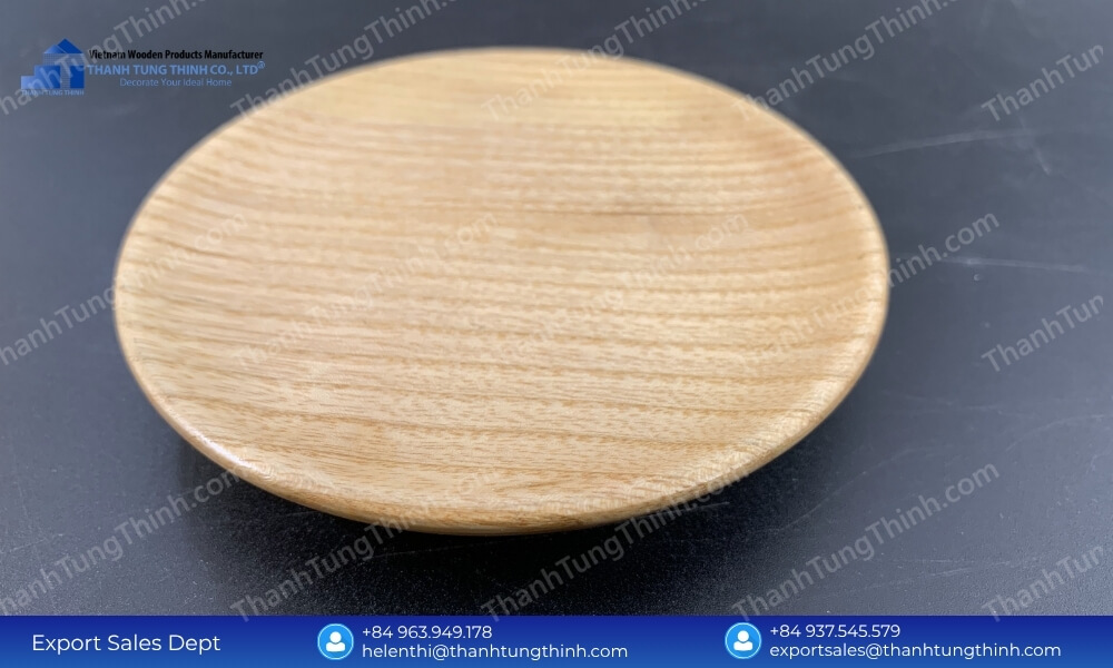 A standard round light wood plate demonstrating our flexible wholesale wood plates MOQ for commercial tableware distributors