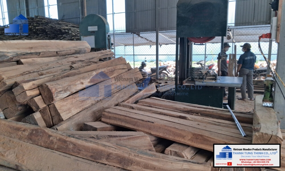Sustainable raw timber and cutting stations utilized by luxury wooden jewelry packaging vendors