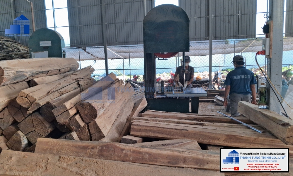 Raw timber logs being sawed inside ThanhTungThinh factory for wood bowl contract manufacturing